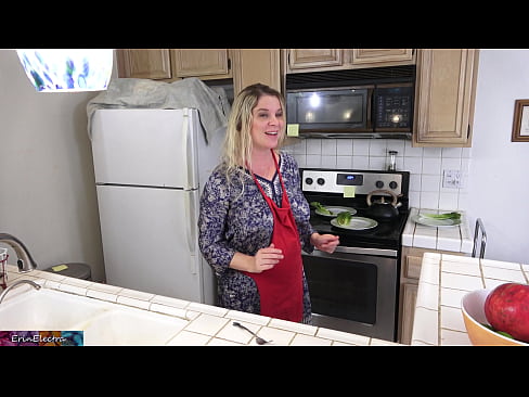 ❤️ A madrasta a ordenhá-lo na cozinha antes do seu encontro ️❌ Porno real em nós ❌️
