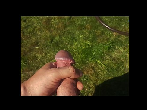 ❤️ A boazona fica com a rata rosa fodida e ejacula com um esguicho num jardim de Verão ️❌ Porno real em nós ❌️