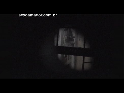 ❤️ Lourinho é filmado secretamente por um voyeur de bairro escondido atrás de tijolos ocos ️❌ Porno real em nós ❌️