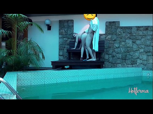 ❤️ Chefe convida criada para a piscina, mas não conseguiu resistir a um ️❌ Porno real em nós ❌️